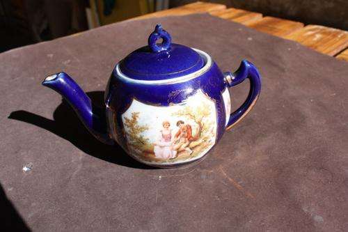 SMALL CERAMIC TEA POT - N0 3882 NOT SURE IF ENGLISH