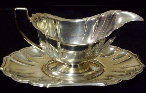BEAUTIFUL SILVER PLATED GRAVY BOAT AND SAUCER *** NO RESERVE *** R1 START