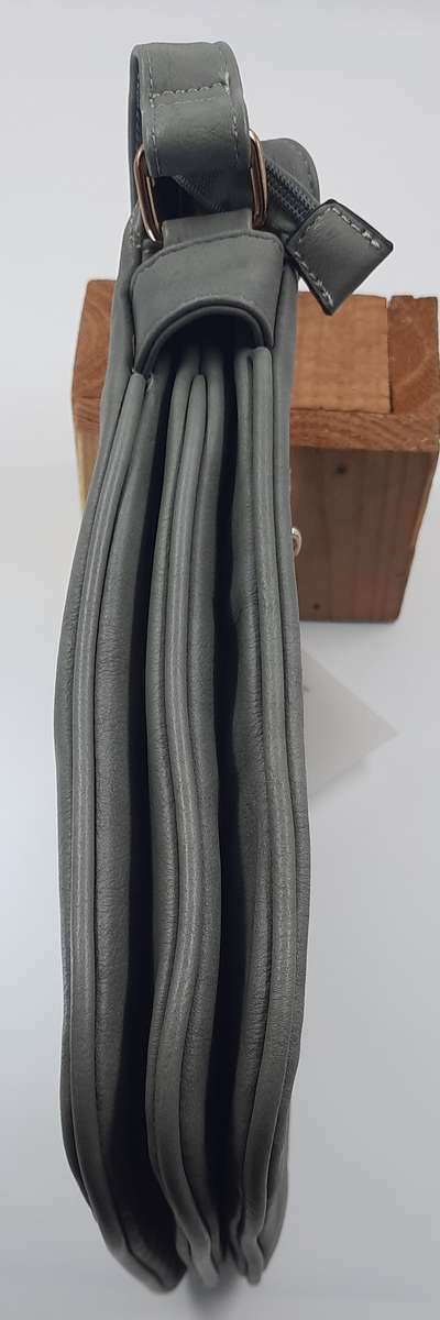 SHOULDER bag in GREY by BELLA. A NICE BAG WITH 5 INNER COMPARTMENTS