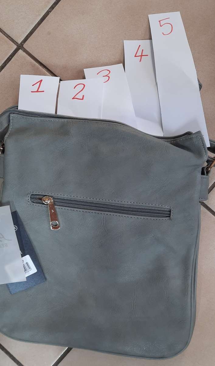 SHOULDER bag in GREY by BELLA. A NICE BAG WITH 5 INNER COMPARTMENTS