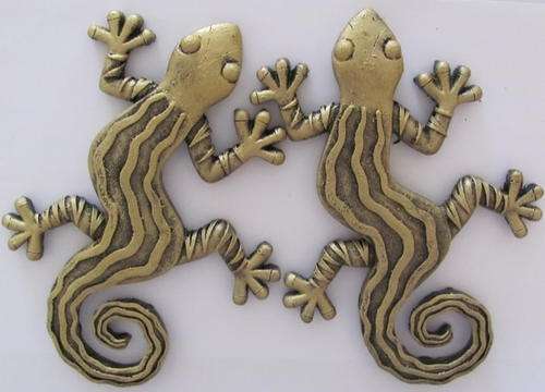 FUNKY LIZZARD.set of 2 in resin with double sided tape so place indoors or out!