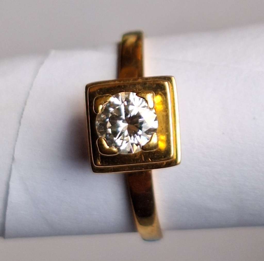 18ct Gold ring with large old mined diamond