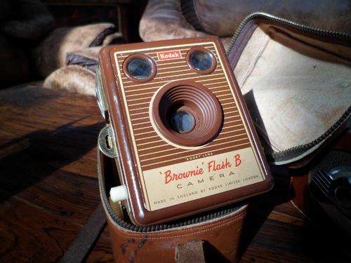 KODAC BROWNIE FLASH B CAMERA in original leather bag