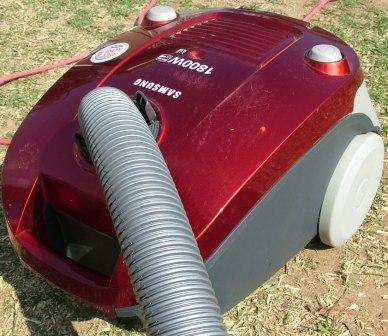 SAMSUNG 1800W VACUUM CLEANER : USED AS DISPLAY