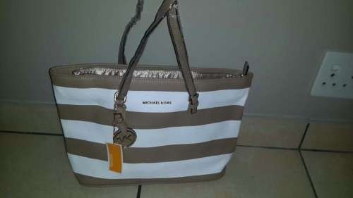 AUTHENTIC MICHAEL KORS- BROWN & WHITE STRIPES - MED BAG - G/LEATHER