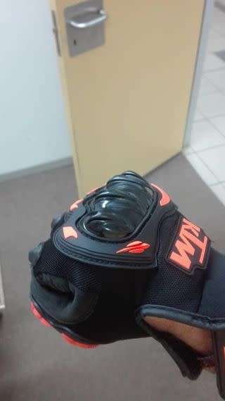 KTM OR KAWASAKIE GLOVES ( SIZE L OR XL) - BRAND NEW