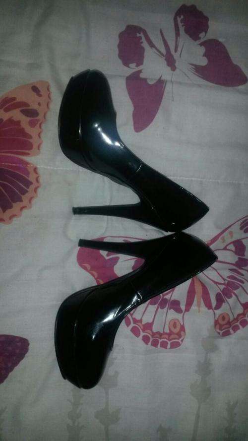 Brand new Black shoes size 4