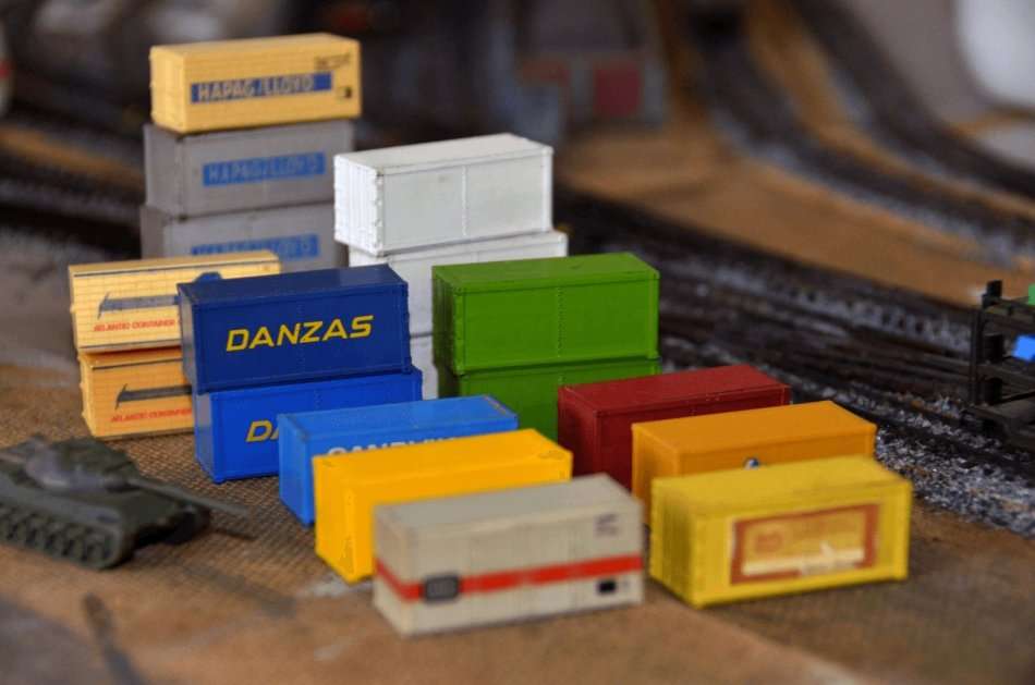 Lot of 18 Containers