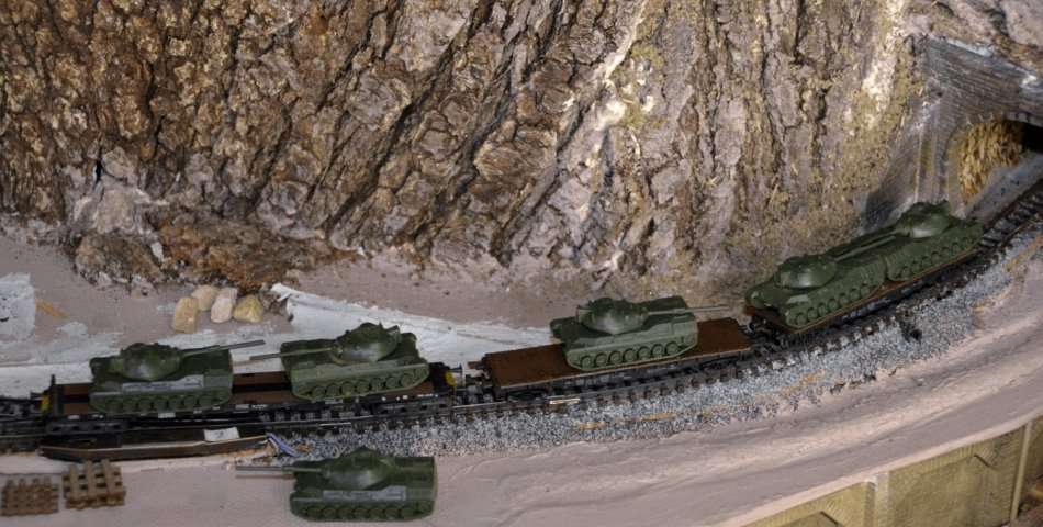 Set of 3 flatbeds loaded with 6 "Leopard" tanks