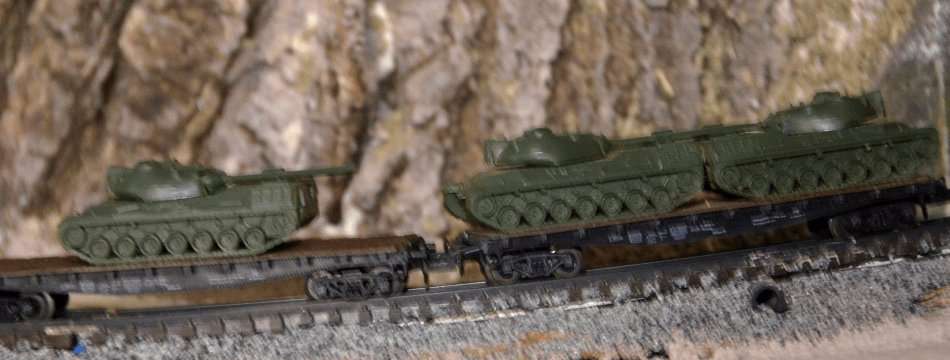 Set of 3 flatbeds loaded with 6 "Leopard" tanks