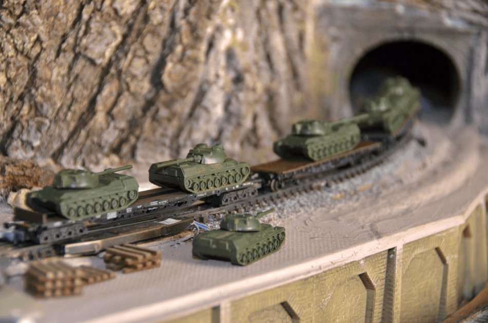 Set of 3 flatbeds loaded with 6 "Leopard" tanks