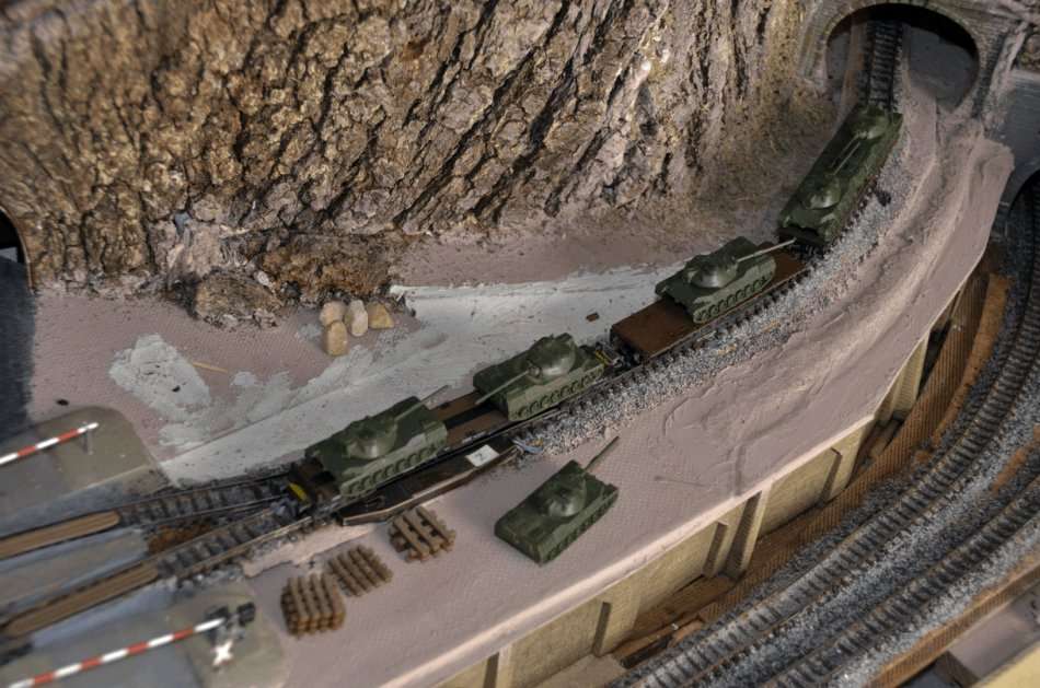 Set of 3 flatbeds loaded with 6 "Leopard" tanks