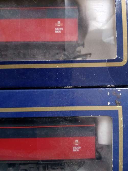 New Lima model #149619 HO Royal mail train set  with Class 67 Diesel locomotive and 3 parcel vans.