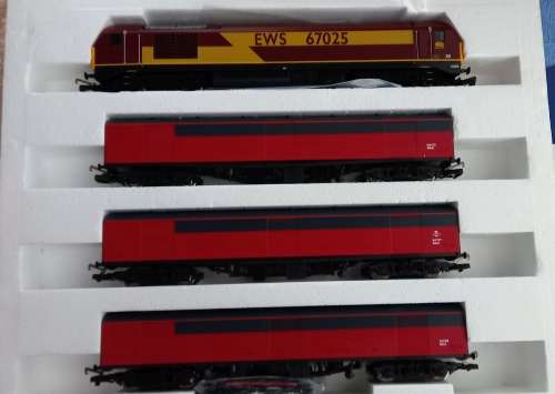 New Lima model #149619 HO Royal mail train set  with Class 67 Diesel locomotive and 3 parcel vans.