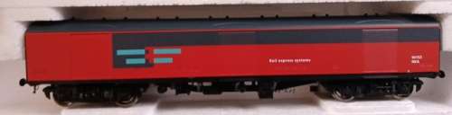 New Lima model #149619 HO Royal mail train set  with Class 67 Diesel locomotive and 3 parcel vans.