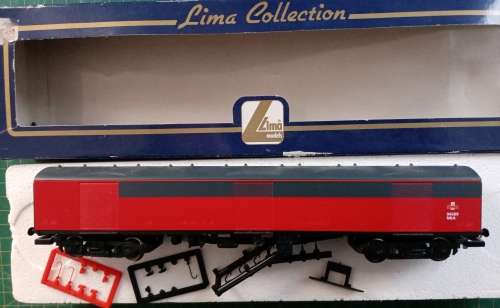 New Lima model #149619 HO Royal mail train set  with Class 67 Diesel locomotive and 3 parcel vans.
