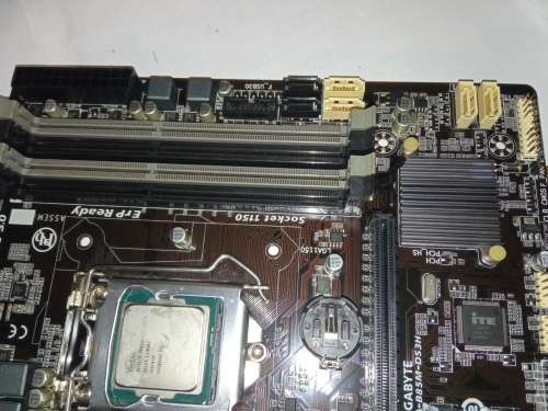 GYGABYTE GA-B85M-DS3H Motherboard