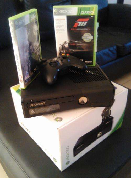 X- BOX 360 BRAND NEW PLUS 2 GAMES AND 1 WIRELESS CONTROLLER R2.500.00