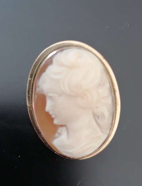 A Lovely 14K Gold Pendant /Brooch Cameo