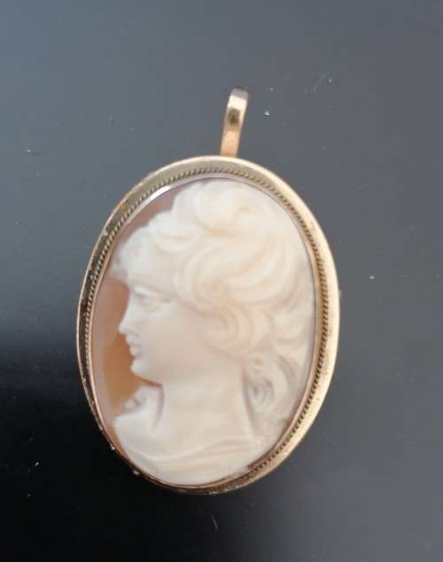 A Lovely 14K Gold Pendant /Brooch Cameo