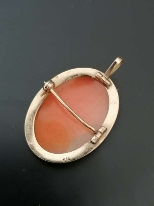A Lovely 14K Gold Pendant /Brooch Cameo
