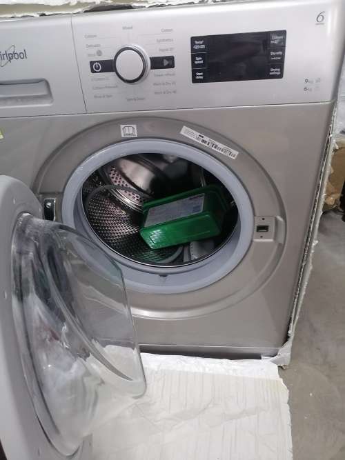 A dual washing machine tumble dryer WHIRLPOOL like new