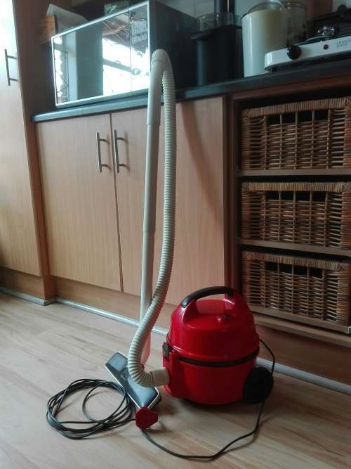 Toshiba 850W portable vacuum cleaner in good condition