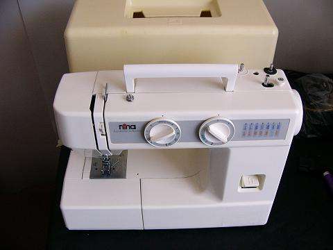 NINA SEWING MACHINE (S/N 737008651)