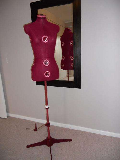 (SMALL) ADJUSTABLE DRESSMAKERS DOLL / MANNEQUIN / DUMMY / MODEL