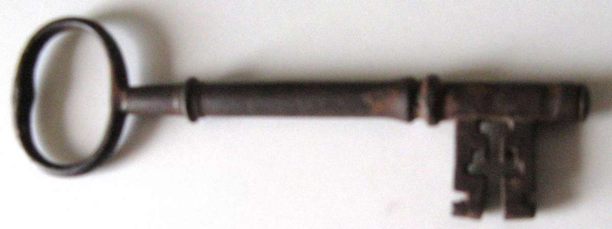 REDUSED PRICE BY R20.00 - ANTIQUE KEY (FOUND NEAR SIGNAL HILL CPT)