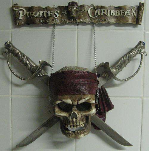 PIRATES OF THE CARIBEAN (CURSE OF HTE BLACK PEARL) WALL MOUNTED SKULL AND SWORDS