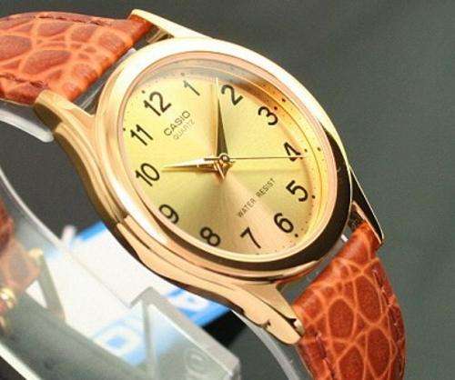 BRAND NEW OUT THE BOX GOLD AND LEATHER CASIO MENS WRIST WATCH