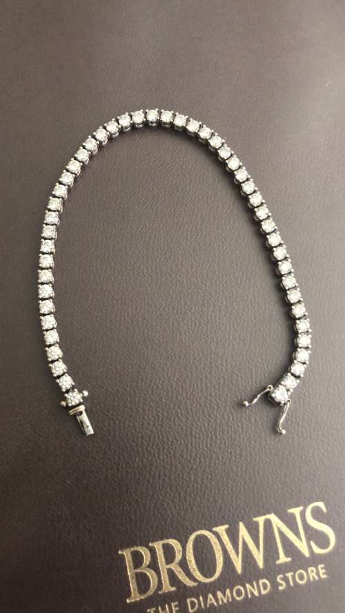 7.28 Carats DEF Colour (VS Clarity) in 18 CT White Gold Tennis Bracelet