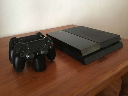 ps4 + 2 controllers