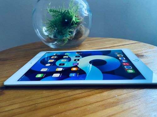 **LIKE NEW Apple iPad Air 2 Wi-Fi AC + Cellular (3G/LTE) iOS 14.6 Model A1567 ******