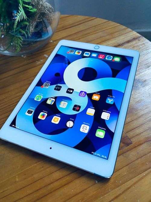 **LIKE NEW Apple iPad Air 2 Wi-Fi AC + Cellular (3G/LTE) iOS 14.6 Model A1567 ******