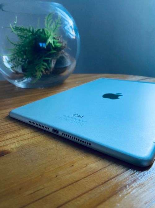 **LIKE NEW Apple iPad Air 2 Wi-Fi AC + Cellular (3G/LTE) iOS 14.6 Model A1567 ******