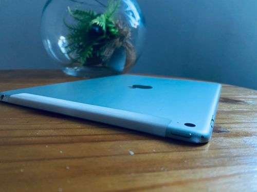 **LIKE NEW Apple iPad Air 2 Wi-Fi AC + Cellular (3G/LTE) iOS 14.6 Model A1567 ******