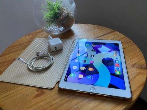 **LIKE NEW Apple iPad Air 2 Wi-Fi AC + Cellular (3G/LTE) iOS 14.6 Model A1567 ******