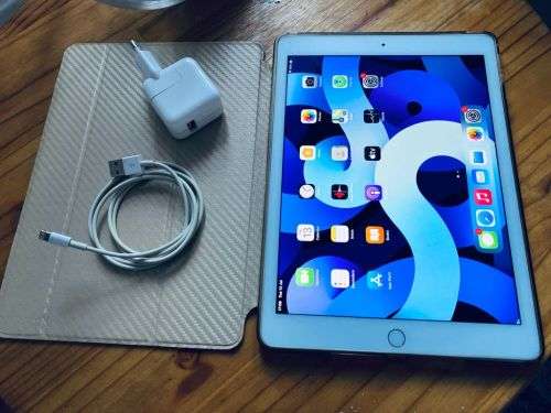 **LIKE NEW Apple iPad Air 2 Wi-Fi AC + Cellular (3G/LTE) iOS 14.6 Model A1567 ******