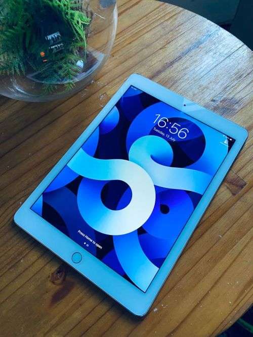 **LIKE NEW Apple iPad Air 2 Wi-Fi AC + Cellular (3G/LTE) iOS 14.6 Model A1567 ******