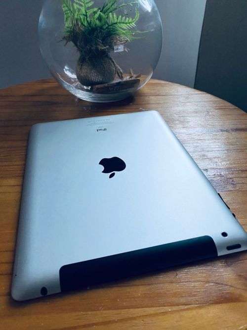 **Excellent** Apple iPad 2 Wi-Fi + 3G  9.7 inch  16GB Model A1396 + Fitted Tampered Glass **