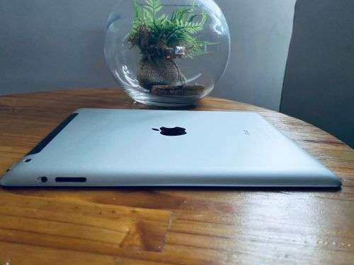 **Excellent** Apple iPad 2 Wi-Fi + 3G  9.7 inch  16GB Model A1396 + Fitted Tampered Glass **