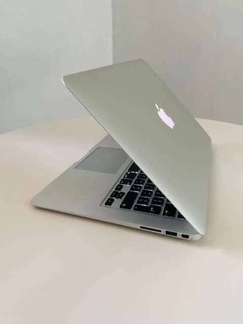 13-inch MacBook Air 1.6GHz (2015) Dual Core 5th-Gen Intel Core i5 256GB - Silver - MacOS Monterey