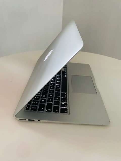 13-inch MacBook Air 1.6GHz (2015) Dual Core 5th-Gen Intel Core i5 256GB - Silver - MacOS Monterey