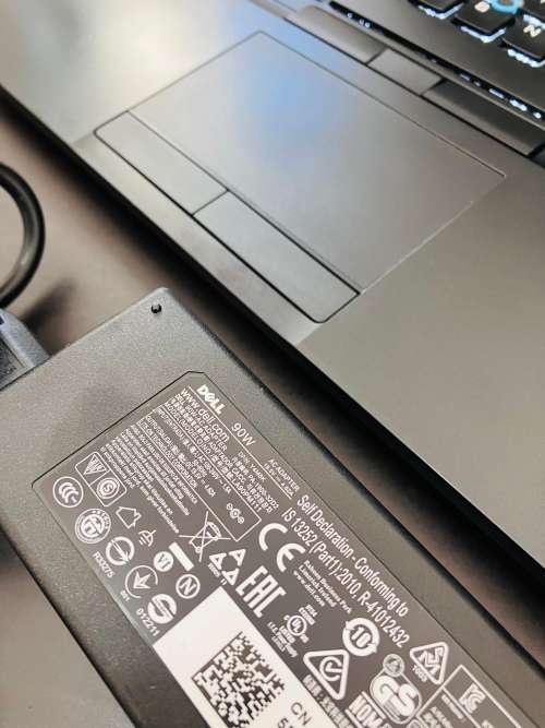 *Like New* - Dell Latitude 5580 15.6` FHD - 7th Gen i7 - 16GB - 256GB SSD - Backlit KB - Type-C  LTE