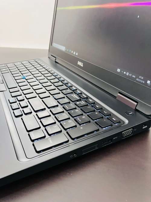 *Like New* - Dell Latitude 5580 15.6` FHD - 7th Gen i7 - 16GB - 256GB SSD - Backlit KB - Type-C  LTE