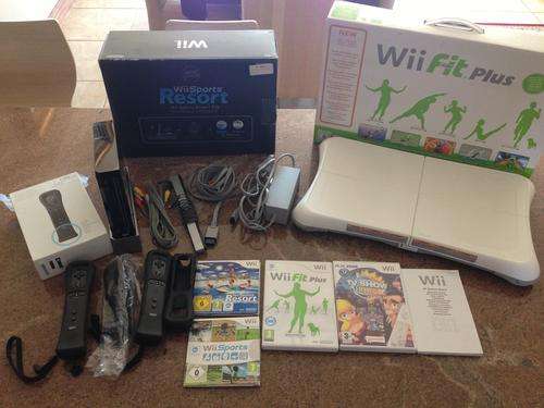 Nintendo Wii Sports Resort + Wii Fit Plus, games and extra controller