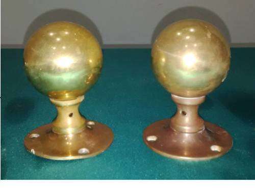 2 VINTAGE BRASS DOOR KNOBS - NOTE:PICS ARE PART OF THE DESC