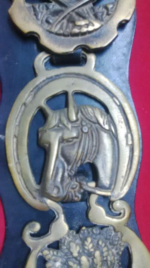 6 VINTAGE HORSE BRASS MEDALLIANS ON BELT-SEE PICTURES